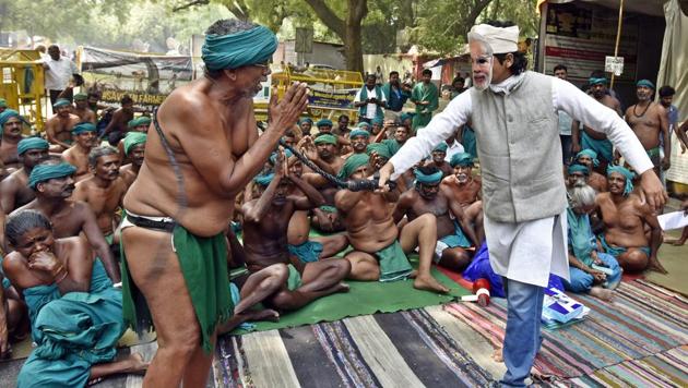 Tamil Nadu farmers stage a protest where they can been seen whipped by a man dressed as Prime Minister Narendra Modi.(Mohd Zakir/HT PHOTO)