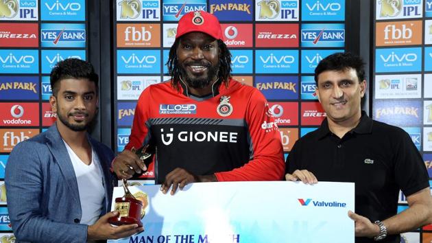 Chris Gayle receives the Man of the Match award for his brilliant 77. He hit five fours and seven maximums and scored at a strike-rate of 202.63. 