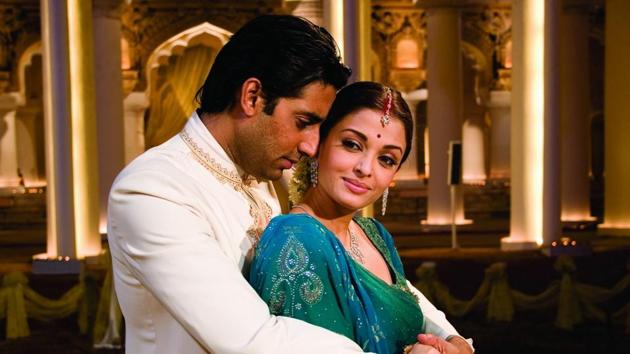 It was after the New York premiere of Guru (2007) in January that Abhishek proposed to Aishwarya in the balcony of their hotel with a ring, which was used as a prop in the film. Aishwarya said yes to the proposal immediately.
