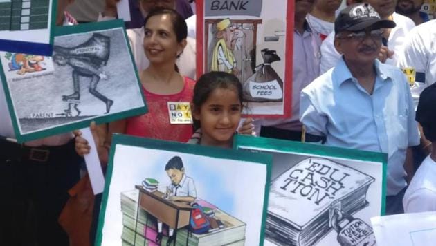 Parents from Ghatkopar, Dadar, Dombivli and Navi Mumbai protesting on Thursday. (Pratik Chorge/HT) Parents from Ghatkopar, Dadar, Dombivli and Navi Mumbai protesting on Thursday. (Pratik Chorge/HT)