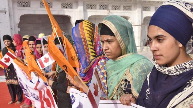 SAD (Amritsar) members raising slogans against the SGPC during Sajjan’s Golden Temple visit. (Gurpreet Singh/HT)