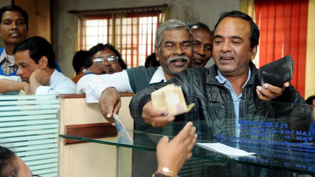 During demonetisation, I saw economists struggling to understand the difference between currency in circulation and currency with public.