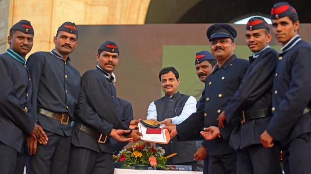The Mumbai fire brigade receives a trophy from Ranjit Patil. (Pratik Chorge/HT Photo)