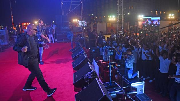 Music-directing duo Vishal-Shekhar performs at the Gateway of India. (Pratik Chorge/HT Photo)