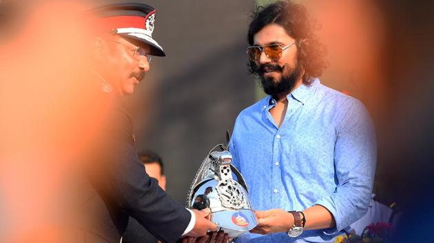 Brand ambassador of fire services in India, Randeep Hooda, was honoured by chief fire officer Prabhat Rahangadale at the Gateway of India. The National Safety Council (NSC) has been promoting the FSW Campaign since 1999. (Pratik Chorge/HT Photo)