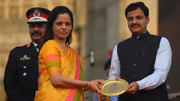 Wife of late chief fire officer Sunil Nesarikar is felicitated by Ranjit Patil. Nesarikar died in a fire at Kalbadevi in 2015. (Pratik Chorge/HT Photo)