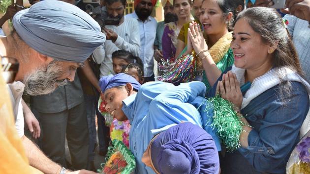 Sajjan interacting with conjoined twins, Sona and Mona, during his visit to Pingalwara in Amritsar on Thursday. (Gurpreet Singh/HT)