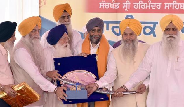 Harjit Singh Sajjan being honoured by SGPC president Kirpal Singh Badungar in Amritsar on Thursday.(Gurpreet Singh/HT)