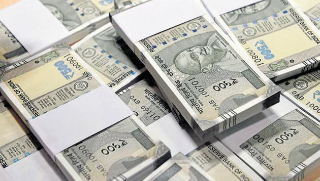 The income tax department conducted a raid at the residence of additional commissioner sales tax Keshav Lal on Wednesday night and seized unaccounted cash worth over Rs 18 crore in new currency notes.(PTI)