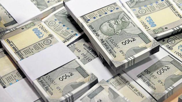 For someone with impaired eyesight, the lack of adequate embossing or engraving on the new Rs 500 and Rs 2,000 notes makes it difficult to differentiate between the notes.(PTI)