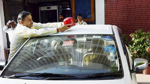 Driver of Union minister Vijay Goel removing the red beacon from the minister’s car. (PTI Photo) Driver of Union minister Vijay Goel removing the red beacon from the minister’s car. (PTI Photo)
