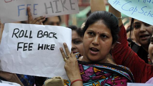 The group of parents from The Shriram Millennium School have joined the ongoing protest of others across Delhi-NCR against fee hike by private schools.(Sunil Ghosh /HT Photo) The group of parents from The Shriram Millennium School have joined the ongoing protest of others across Delhi-NCR against fee hike by private schools.(Sunil Ghosh /HT Photo)