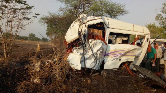 The mangled remains of the bus in Sangli on Friday.(HT)