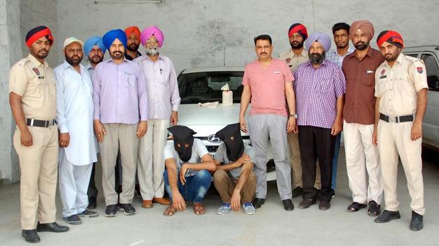 The two accused, who were nabbed with 500gm heroin, in police custody in Bathinda.(HT Photo)