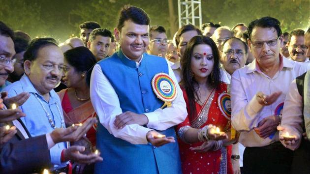 Union science minister Harshavardhan (L) along with CM Devendra Fadnavis and his wife Amruta (2ndR) during the Bhagwan Mahavir Birth-Kalyanak Mahostsav celebration at August Kranti Maidan in Mumbai.(PTI)