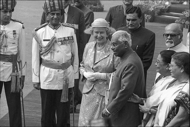 The Queen and Duke of Edinburgh pictured with former President K. R. Narayanan and wife Usha Narayanan on October 13, 1997. (SN Sinha / HT Photo)