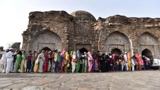 Every Thursday, people from different parts of Delhi bring food to distribute among the people who visit the fort in large numbers. (Burhaan Kinu/HT PHOTO)