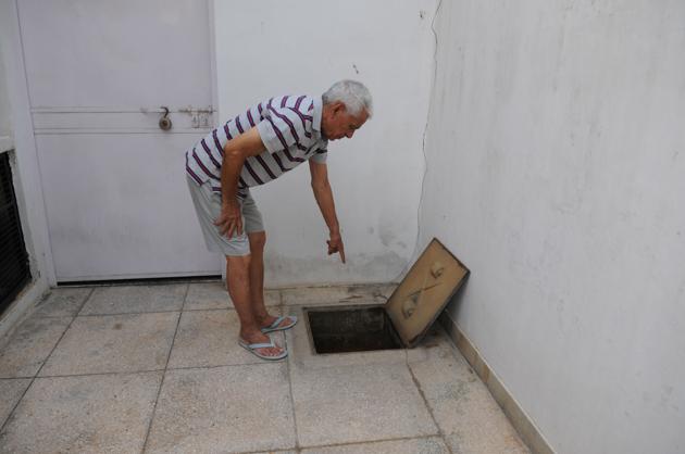 A resident of Sector 21 points to his empty water tank. Around 350 families in the area are relying on private tankers. (Parveen Kumar/HT) A resident of Sector 21 points to his empty water tank. Around 350 families in the area are relying on private tankers. (Parveen Kumar/HT)