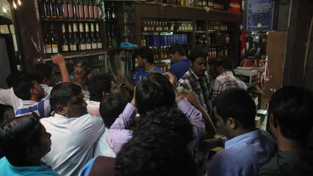 All bars and liquor outlets will be closed from 5.30pm on Friday to 5.30pm on Sunday, according to an order issued by the state excise department.(HT FILE)