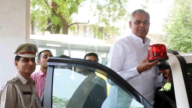 Himachal Pradesh governor Acharya Devrat removing the red beacon from his official vehicle in Delhi on Thursday.(HT Photo)