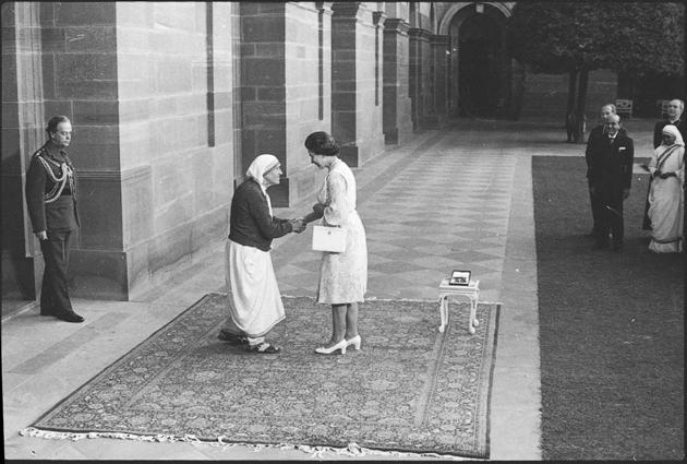 The Queen presents Mother Teresa of Calcutta with the Insignia of the Honorary Order of Merit in New Delhi on November 24, 1983. (Virendra Prabhakar / HT Photo)