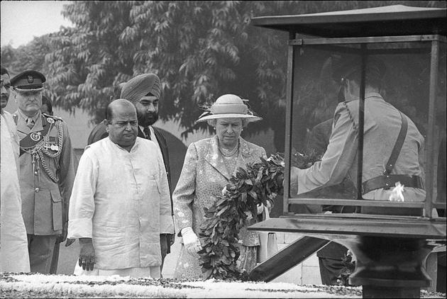 Queen Elizabeth II pays homage at Rajghat in New Delhi, India on October 13, 1997. (Arun Jetlie / HT Photo )