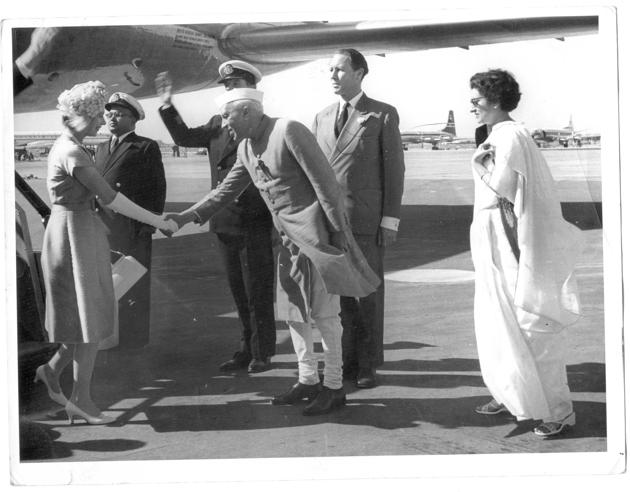 Queen Elizabeth being received by former Prime Minister Jawaharlal Nehru on arrival at Palam airport after the conclusion of her Nepal visit. (HT Photo)