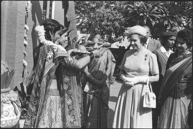 School girls perform a religious ritual upon the Queen’s arrival at St Thomas School, Delhi on November 18, 1997. This was the Queen’s second visit to India. (Ajit Kumar / HT Photo) 