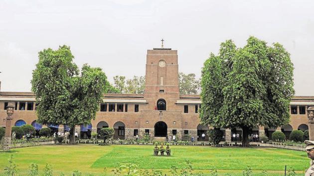 Autonomy means that the college will no longer be a constituent college of the Delhi University. It will be free to take its own decisions in framing syllabus, fee structure, starting new college branches and others.(Sonu Mehta/ HT File Photo)