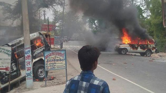Junior doctors of the Sri Krishna Medical College Hospital set afire vehicles at Muzaffarpur on Friday.(HT photo)