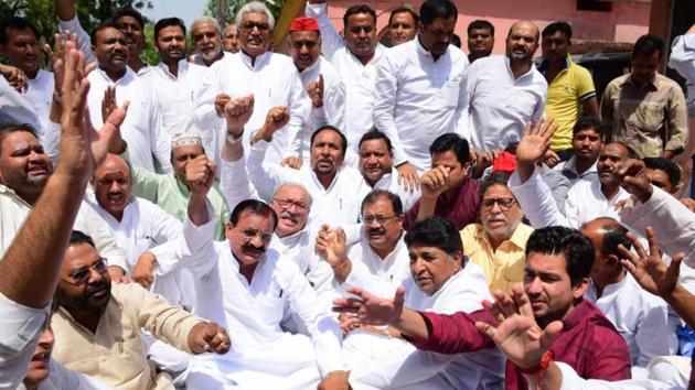 Police stop SP leaders from entering Saharanpur village hit by violent ...