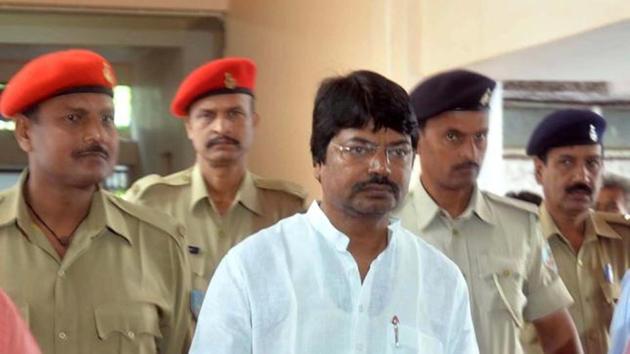 Former minister Yogendra Sao being taken to Rajendra Institute of Medical Sciences, Ranchi, under judicial custody by police personnel for medical examination(HT File Photo)