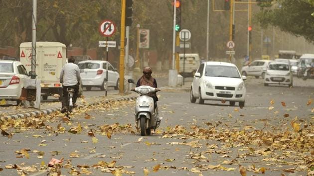 The mercury dropped by three degrees to settle at a maximum of 36 degrees Celsius. (Ravi Kumar/HT)