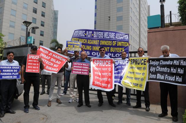 Plot buyers protest in front of the Unitech office at South City 1 on Saturday. (Parveen Kumar/HT) Plot buyers protest in front of the Unitech office at South City 1 on Saturday. (Parveen Kumar/HT)