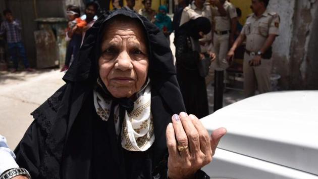 88 year old Akeela Begum shows her ink marked finger after casting her vote at a polling booth in Jamia Nagar. (Burhaan Kinu/HT Photo)