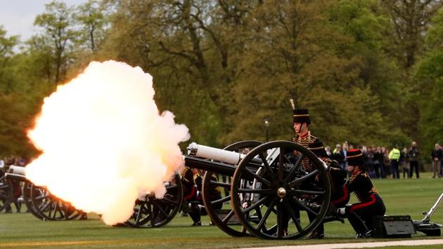 Guns are fired during the King's Troop Royal Horse Artillery Royal 41-gun salute to mark the 91st birthday of Britain's Queen Elizabeth, at Hyde Park in central London on April 21, 2017. (Stefan Wermuth/REUTERS) Guns are fired during the King's Troop Royal Horse Artillery Royal 41-gun salute to mark the 91st birthday of Britain's Queen Elizabeth, at Hyde Park in central London on April 21, 2017. (Stefan Wermuth/REUTERS)
