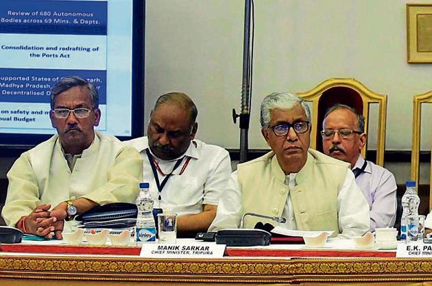 Chief minister Trivendra Singh Rawat (left) with his Tripura counterpart Manik Sarkar (right) at the NITI Aayog meeting in New Delhi on Sunday.(HT Photo)