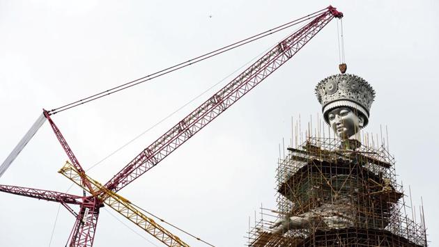 Head of a legendary ethnic Miao goddess statue is lifted at the construction site of the statue, in Jianhe County, Guizhou Province on April 15, 2017. (REUTERS) Head of a legendary ethnic Miao goddess statue is lifted at the construction site of the statue, in Jianhe County, Guizhou Province on April 15, 2017. (REUTERS)