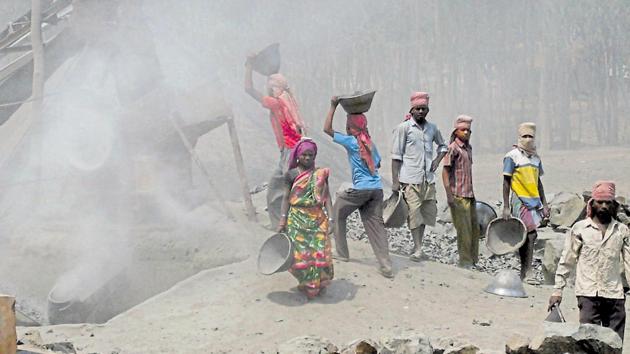 Workers fully exposed to silica dust in a grinding unit near Jamshedpur. In the last five years, 14,064 mines have been inspected out of which 3,076 were found to have violated the regulations.(HT Photo) Workers fully exposed to silica dust in a grinding unit near Jamshedpur. In the last five years, 14,064 mines have been inspected out of which 3,076 were found to have violated the regulations.(HT Photo)