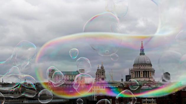 Soap bubbles float past St Paul's Cathedral in central London, Britain April 17, 2017. (Stefan Wermuth/REUTERS) Soap bubbles float past St Paul's Cathedral in central London, Britain April 17, 2017. (Stefan Wermuth/REUTERS)