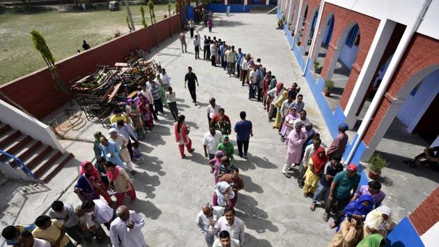 People waiting in queue at a polling booth to cast their vote in Delhi on Sunday.(Arun Sharma/Hindustan Times) People waiting in queue at a polling booth to cast their vote in Delhi on Sunday.(Arun Sharma/Hindustan Times)