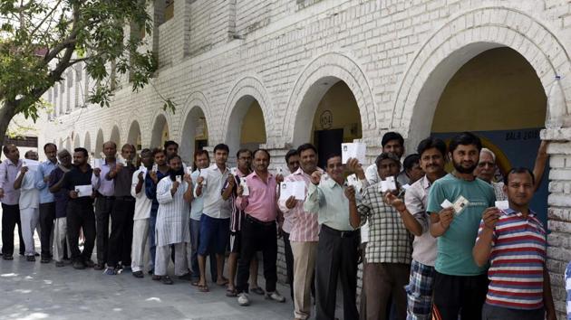 Delhi residents queue up to vote on Sunday in the municipal corporation elections.(Sonu Mehta/Hindustan Times)