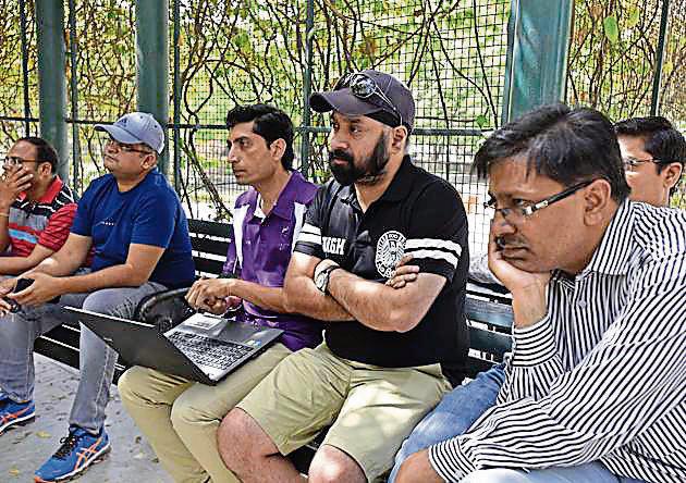 Parents during a meeting at Leisure Valley Park in Gurgaon, where they earlier held a man who was allegedly spying on them on the orders of the school he worked for.(Sanjeev Verma/HT Photo)