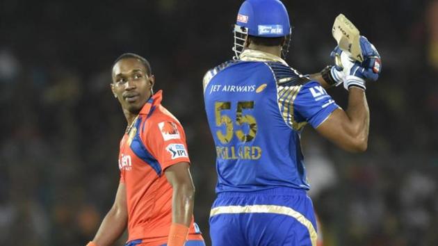 Gujarat Lions all-rounder, Dwayne Bravo, in action during 2016 IPL against Mumbai Indians, has been ruled out of the current Indian Premier League season after failing to recover from injury.(Hindustan Times)