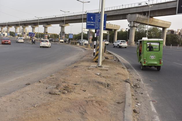 Commuters who miss the turn to the underpass drive over the non-barricaded portion of the median strip to take the road to New Delhi. (Sanjeev Verma/HT Photo) Commuters who miss the turn to the underpass drive over the non-barricaded portion of the median strip to take the road to New Delhi. (Sanjeev Verma/HT Photo)