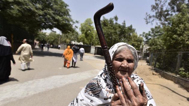 89-year-old Aneesa Begum shows her ink marked finger after casting her vote for MCD elections at Jamia Middle School on Sunday. (Burhaan Kinu/HT PHOTO) 89-year-old Aneesa Begum shows her ink marked finger after casting her vote for MCD elections at Jamia Middle School on Sunday. (Burhaan Kinu/HT PHOTO)