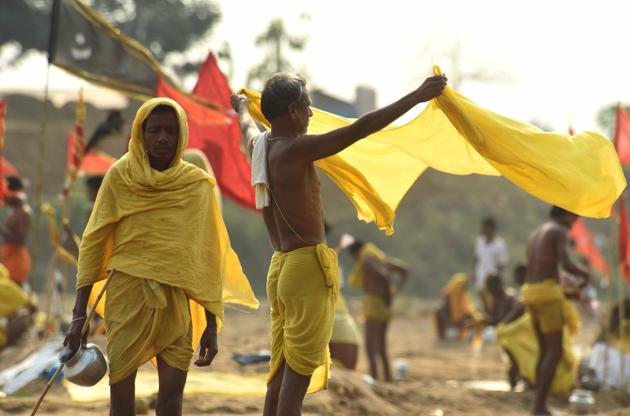 The ‘Danduas’ generally stay near a temple or some sacred place and stay away from their near and dear ones to concentrate on worshipping. (Arabinda Mahapatra / HT Photo)