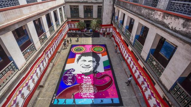 At a school in Parel, Sachin fans Abhishek Satam and Sandeep Bobade created a 44x24 feet rangoli to wish the cricketer. (Kunal Patil/HT Photo) 