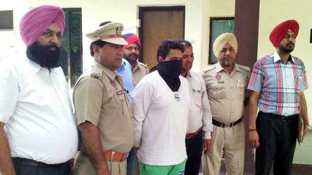 Rohit Kumar, accused of extortion and threatening a dhaba owner in police custody in Ludhiana on Sunday.(HT Photo)