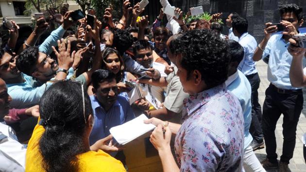 Sachin greets his fans outside his residence on Monday. Wishes poured in online as well for the cricketer who made a statement with his very first Test at 16 — when he continued batting even after a mouth injury, in a blood-soaked shirt. (Prakash Parsekar/HT PHOTO) 